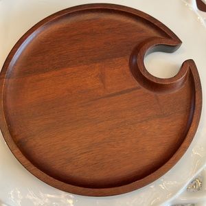 Wooden appetizer plates with wine holder